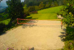k-Umgebung-Gruppenhaus-Volleyballfeld.JPG